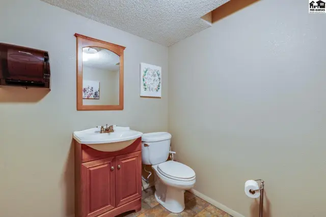 Photo of 328 E Ave B, Hutchinson, KS