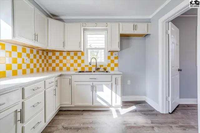 Photo of 529 E 10th Ave, Hutchinson, KS