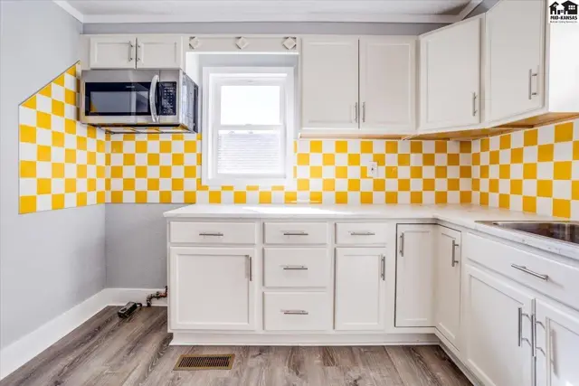 Photo of 529 E 10th Ave, Hutchinson, KS
