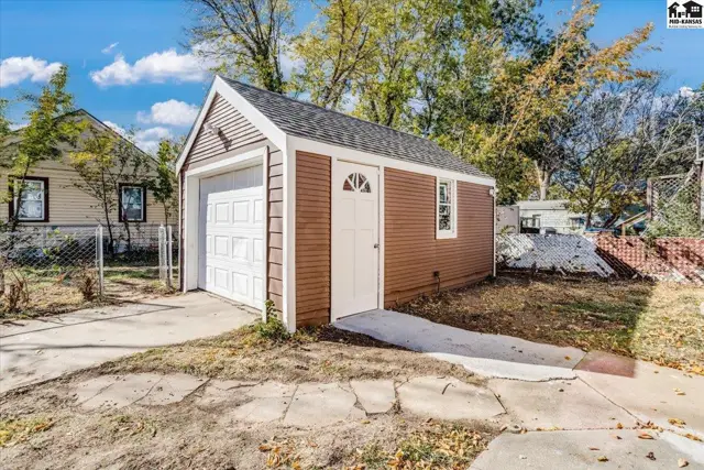 Photo of 529 E 10th Ave, Hutchinson, KS