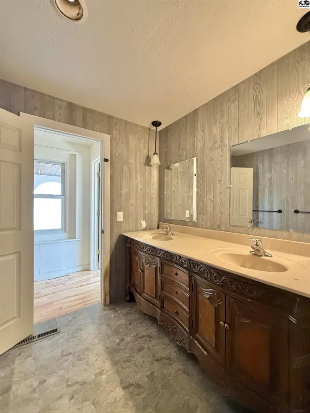 Photo of 2100 E 43rd Ave, Hutchinson, KS