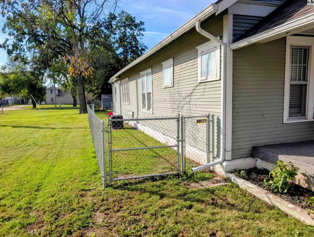 Photo of 423 E 11th Ave, Hutchinson, KS