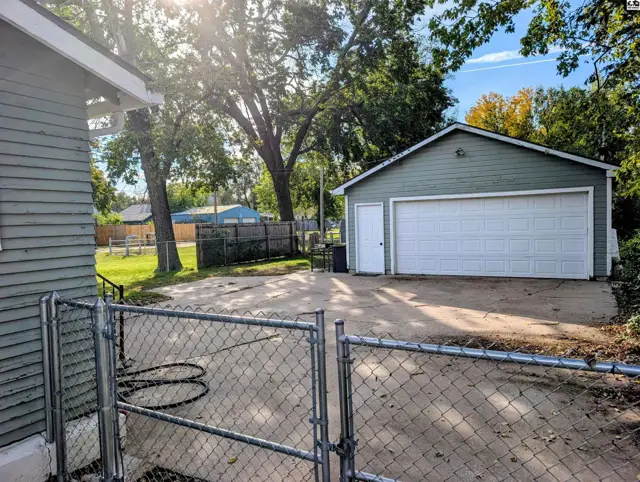 Photo of 423 E 11th Ave, Hutchinson, KS