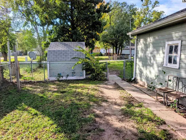 Photo of 423 E 11th Ave, Hutchinson, KS