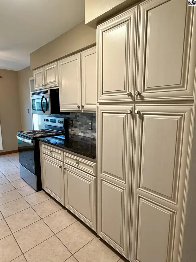 Photo of 302 W 28th Ave, Hutchinson, KS