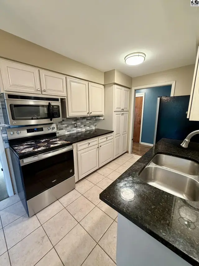 Photo of 302 W 28th Ave, Hutchinson, KS