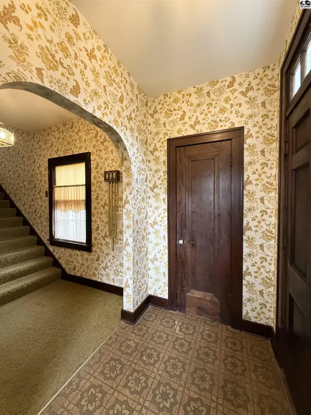 Photo of 115 E 14th Ave, Hutchinson, KS