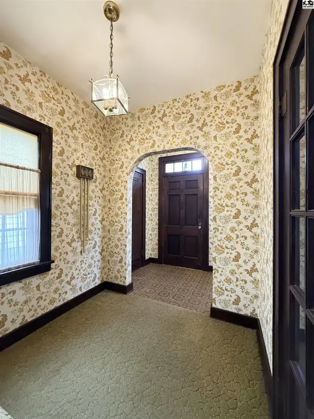 Photo of 115 E 14th Ave, Hutchinson, KS