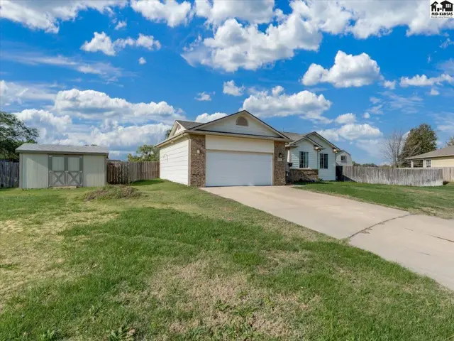Photo of 103 Brookview Ct, Hutchinson, KS