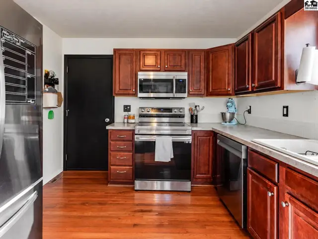 Photo of 103 Brookview Ct, Hutchinson, KS