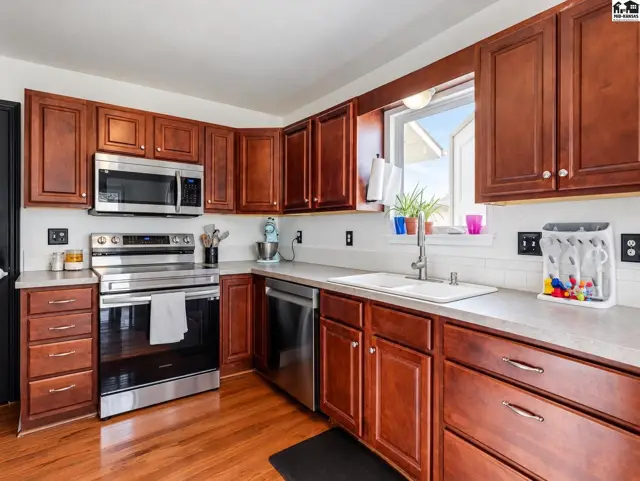 Photo of 103 Brookview Ct, Hutchinson, KS