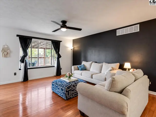 Photo of 103 Brookview Ct, Hutchinson, KS