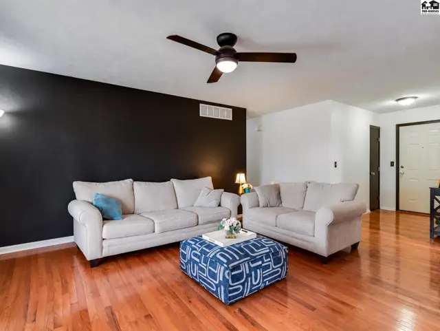 Photo of 103 Brookview Ct, Hutchinson, KS