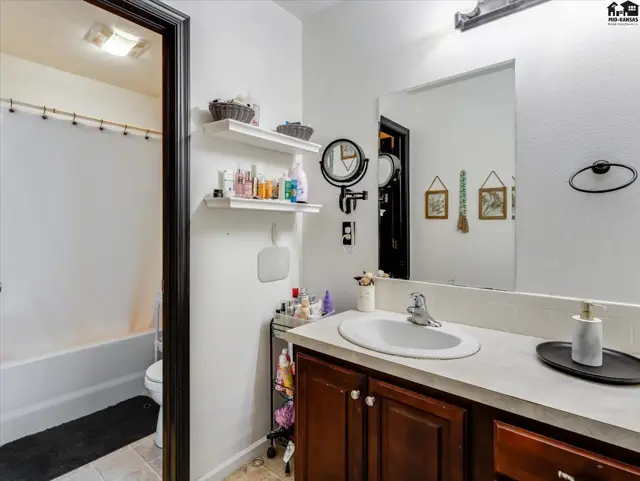 Photo of 103 Brookview Ct, Hutchinson, KS