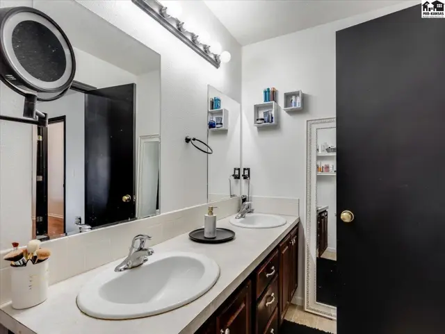 Photo of 103 Brookview Ct, Hutchinson, KS