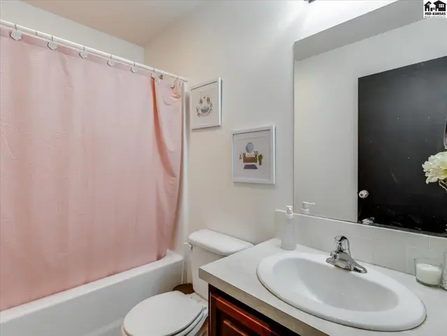 Photo of 103 Brookview Ct, Hutchinson, KS