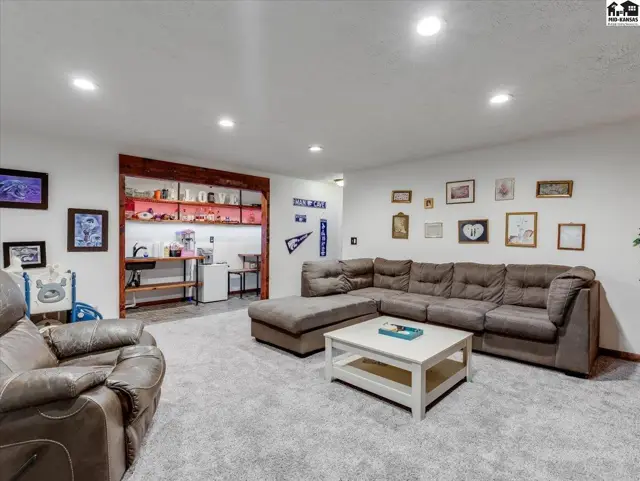 Photo of 103 Brookview Ct, Hutchinson, KS