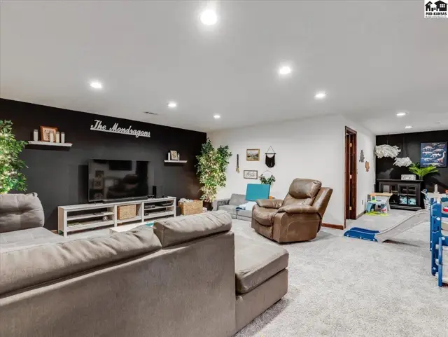 Photo of 103 Brookview Ct, Hutchinson, KS