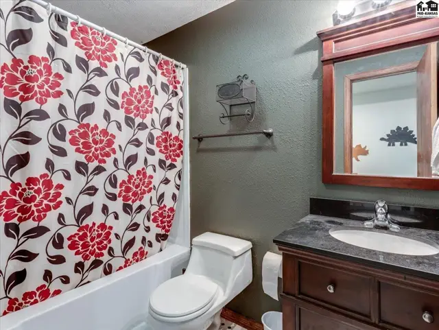 Photo of 103 Brookview Ct, Hutchinson, KS