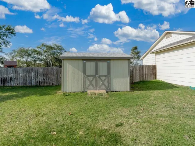 Photo of 103 Brookview Ct, Hutchinson, KS