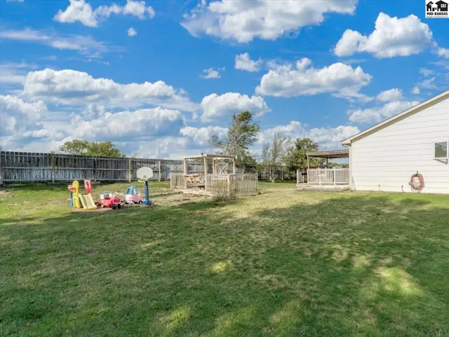 Photo of 103 Brookview Ct, Hutchinson, KS